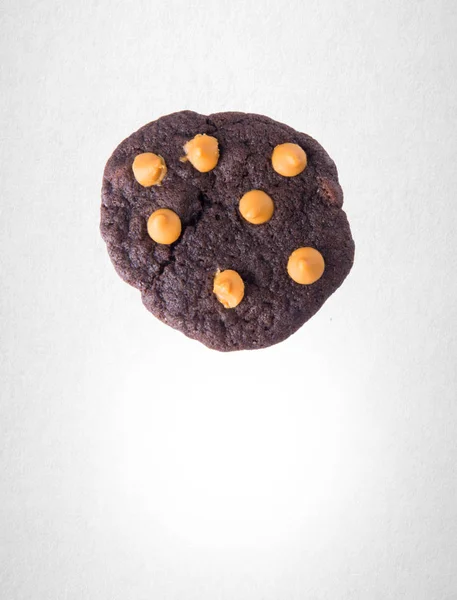 Cookie-kat, vagy csokoládé chip cookie-kat a háttérben. — Stock Fotó