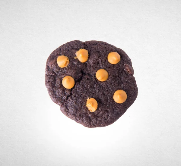 Cookies ou biscuits aux pépites de chocolat sur fond . — Photo