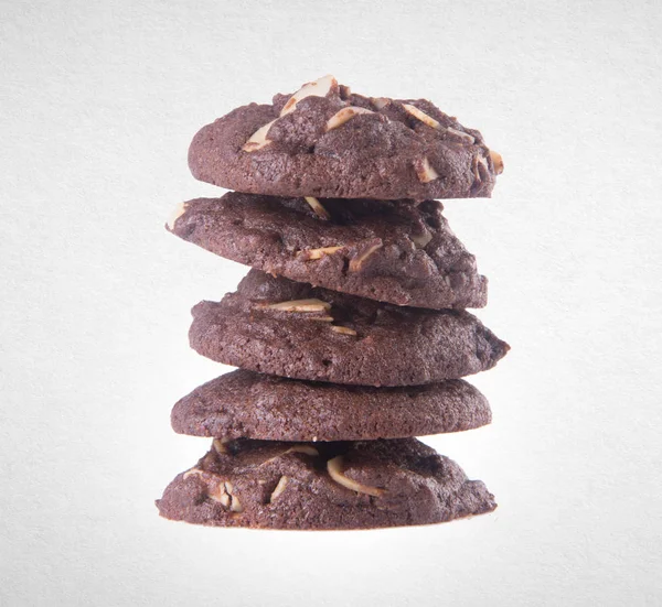 Cookies of cookies van chocolade amandelen op achtergrond. — Stockfoto