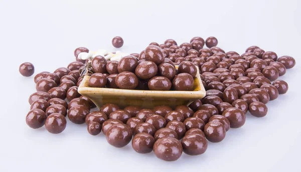 Čokoládové kuličky. čokoládové koule v misce na pozadí — Stock fotografie