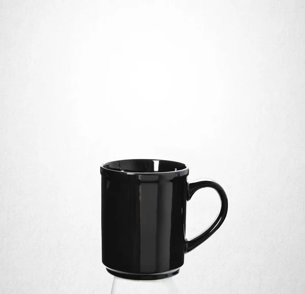 Taza o taza de cerámica en el fondo . — Foto de Stock