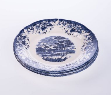 plaka veya arka plan üzerinde elle boyanmış plaka üzerinde çiçek.