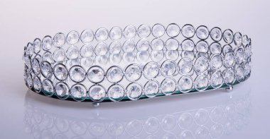 Tepsi ya da kristal hizmet tepsi arka planda.