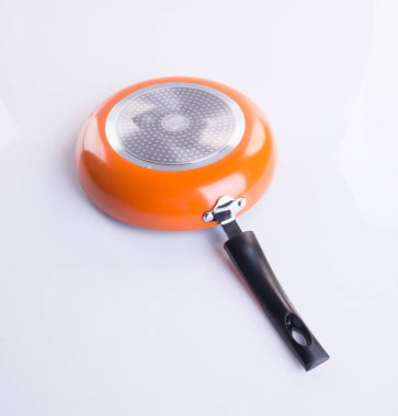 Pan veya bir arka plan üzerinde metal tava.