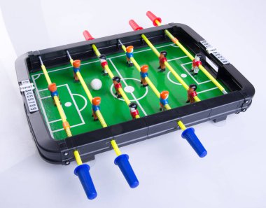 bir arka plan üzerinde oyuncak ya da foosball tablo.
