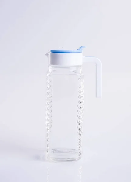 背景に水の瓶や空のガラス瓶. — ストック写真