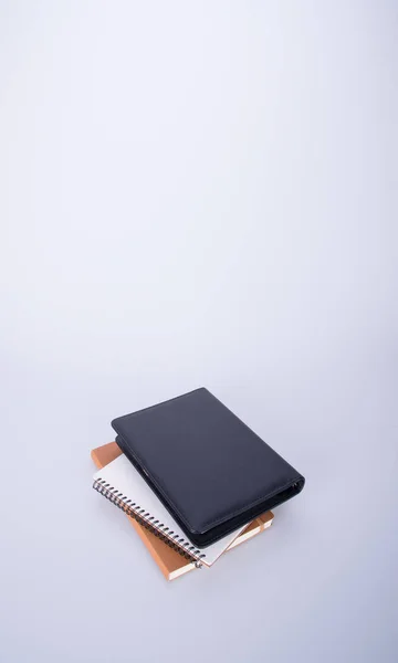 笔记本或背景上的黑色皮革笔记本. — 图库照片