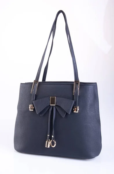 Τσάντα ή γυναικεία τσάντα μαύρο χρώμα σε φόντο. — Φωτογραφία Αρχείου