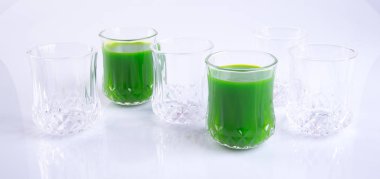 meyve suları veya arka plan üzerinde bardaklarda taze yeşil smoothie.