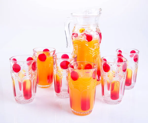 Zumo de naranja o zumo de naranja en jarra sobre fondo . —  Fotos de Stock