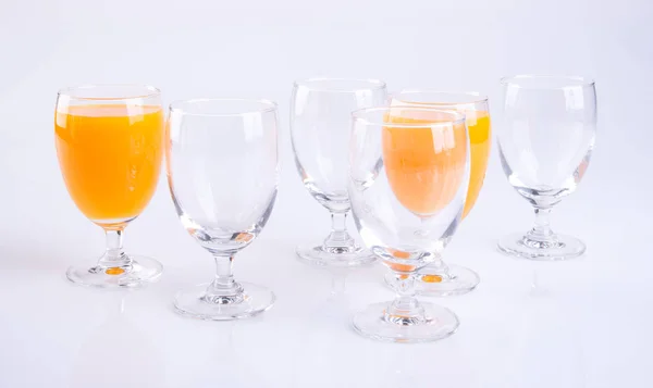 Sok pomarańczowy w okularach na białym tle. — Zdjęcie stockowe