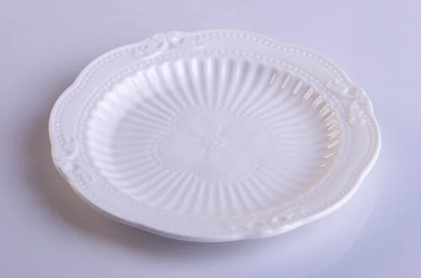 Тарелка или пустая тарелка на заднем плане . — стоковое фото