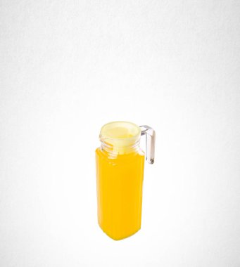 Portakal suyu ya da portakal suyu sürahisi arka plan üzerinde.