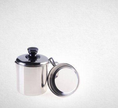 Fincan ya da paslanmaz çelik petrol fincan bir arka plan üzerinde.