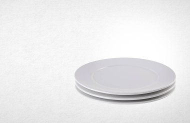 plaka veya arka planda seramik sofra.