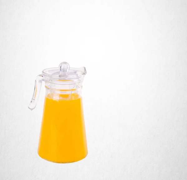 Zumo de naranja o zumo de naranja en jarra sobre fondo . — Foto de Stock