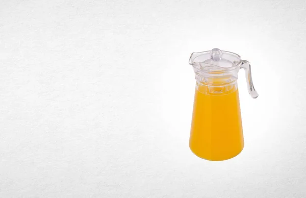 Zumo de naranja o zumo de naranja en jarra sobre fondo . — Foto de Stock