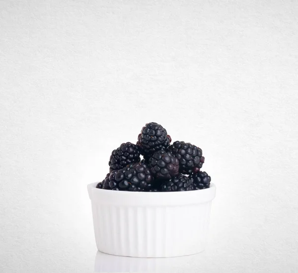 Beyaz Bir Arka Plan Üzerinde Izole Blackberry — Stok fotoğraf