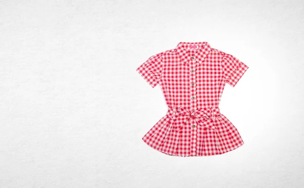 Kız Bir Arka Plan Üzerinde Gömlek Çocuk Giyim — Stok fotoğraf