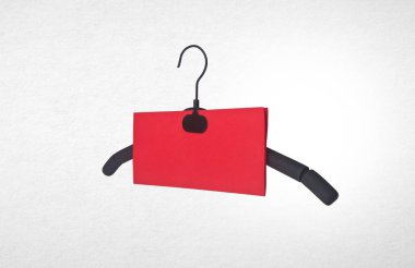 Askı veya etiketi arka plan üzerinde elbise askısı