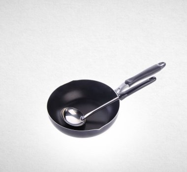 bir arka plan üzerinde tava ya da metal kızartma tavası