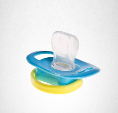 Bebek kukla ya da bebek kukla silikon bir arka plan üzerinde