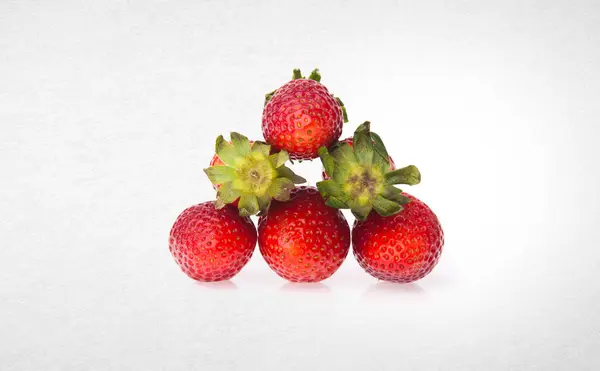 Fraise ou fraise rouge fraîche sur fond . — Photo
