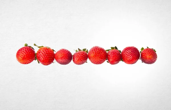 Fraise ou fraise rouge fraîche sur fond . — Photo