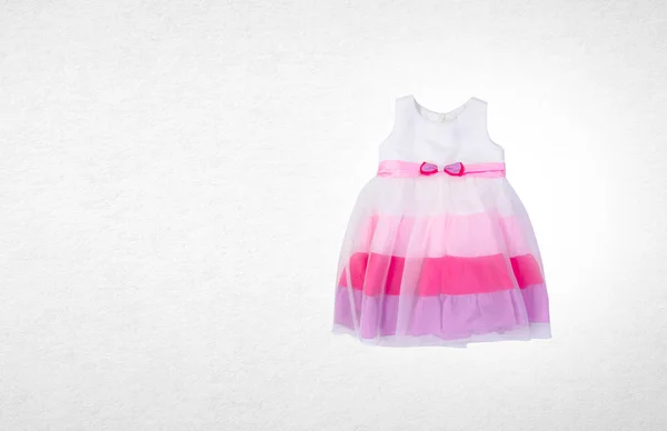 Vestido o vestido para niños en color rojo sobre un fondo . —  Fotos de Stock