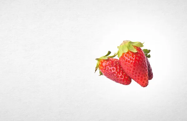 草莓或新鲜红草莓在背景上 — 图库照片