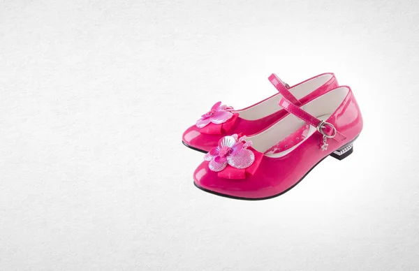 Chaussure ou rose couleur petite fille chaussures sur un fond . — Photo