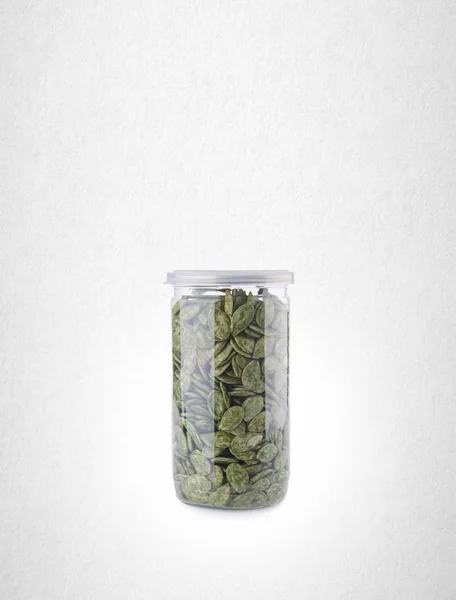 在背景上的罐子里的南瓜种子 — 图库照片