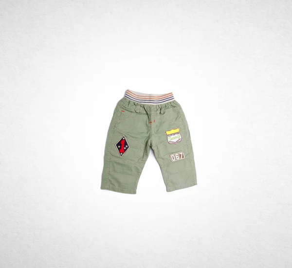 Pantalones cortos de pantalón o de niño Pantalones en el fondo . —  Fotos de Stock