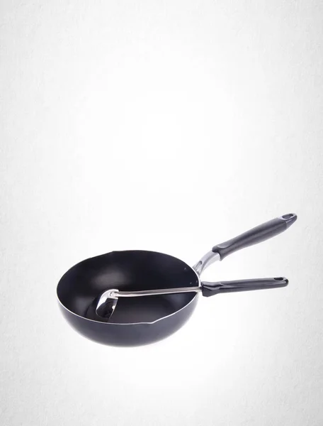 Pan of metaal koekenpan op een achtergrond. — Stockfoto