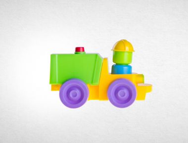 Oyuncak ya da arka planda oyuncak araba.