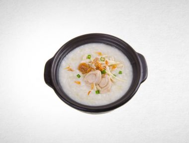 Yulaf lapası veya claypot bir arka plan üzerinde abalone püresi.