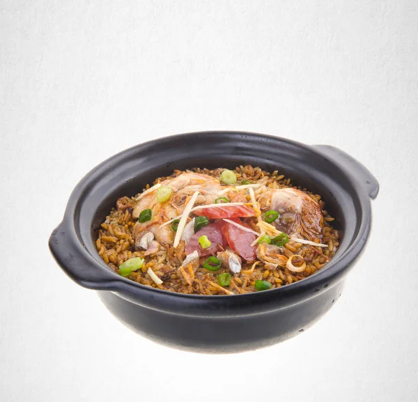 Připravované v hliněném hrnci kuře s rýží nebo kuře s rýží na pozadí. — Stock fotografie