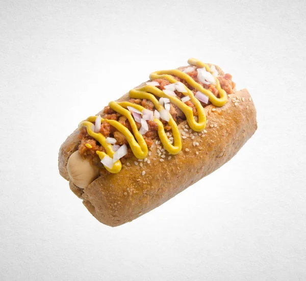 Cachorro-quente ou salsicha cachorro-quente em um fundo . — Fotografia de Stock