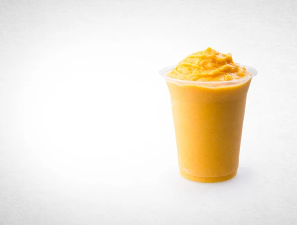 Йогурт або манго йогурт на фоні . — стокове фото