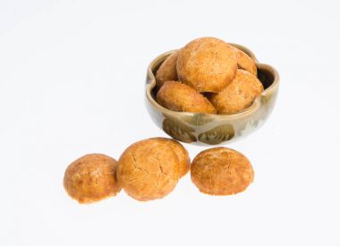 Fıstık kurabiye ya da yuvarlak fıstık çerezleri bir arka plan üzerinde.