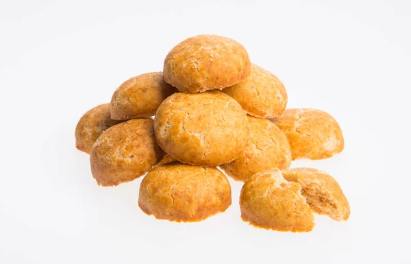 Biscotti di arachidi o biscotti di arachidi arrotondati su uno sfondo . — Foto Stock