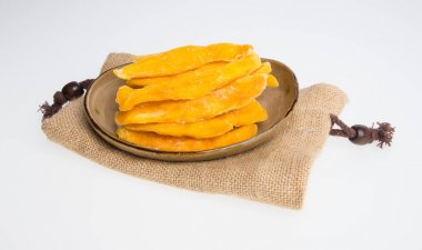 Bir arka plan üzerinde kurutulmuş Mango veya kurutulmuş Mango dilimleri.
