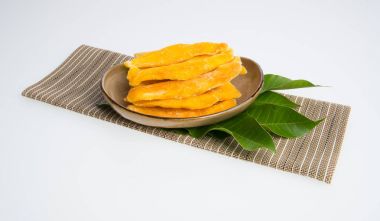 Bir arka plan üzerinde kurutulmuş Mango veya kurutulmuş Mango dilimleri.