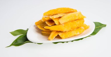 Bir arka plan üzerinde kurutulmuş Mango veya kurutulmuş Mango dilimleri.