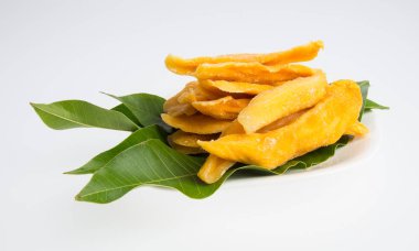 Bir arka plan üzerinde kurutulmuş Mango veya kurutulmuş Mango dilimleri.