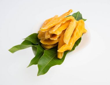 Bir arka plan üzerinde kurutulmuş Mango veya kurutulmuş Mango dilimleri.