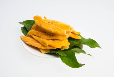Bir arka plan üzerinde kurutulmuş Mango veya kurutulmuş Mango dilimleri.