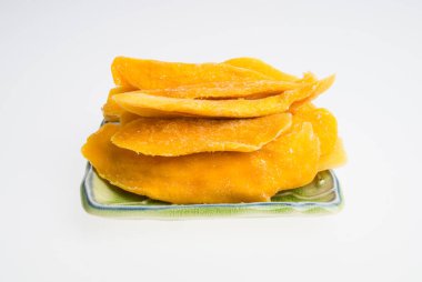 Bir arka plan üzerinde kurutulmuş Mango veya kurutulmuş Mango dilimleri.