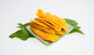 Bir arka plan üzerinde kurutulmuş Mango veya kurutulmuş Mango dilimleri.