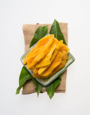 Bir arka plan üzerinde kurutulmuş Mango veya kurutulmuş Mango dilimleri.